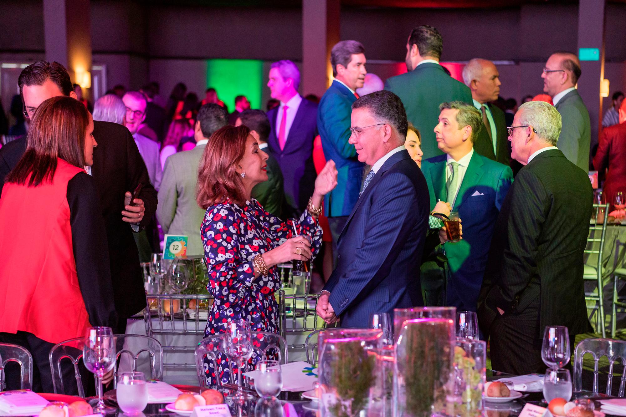 Los comensales conversan durante el almuerzo anual de la AIRD.