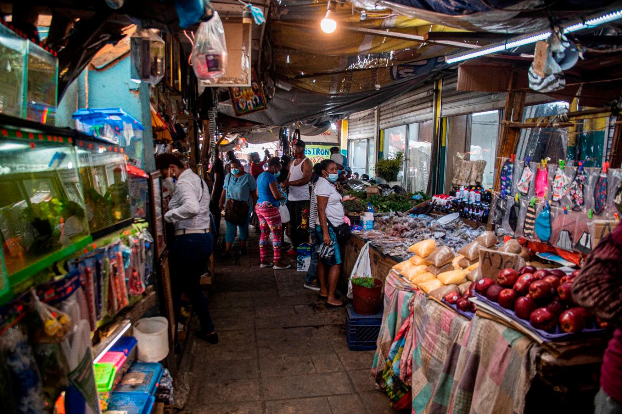 Los comerciantes de la zona no muestran preocupación por hacer cumplir las normas de higiene y de distanciamiento.