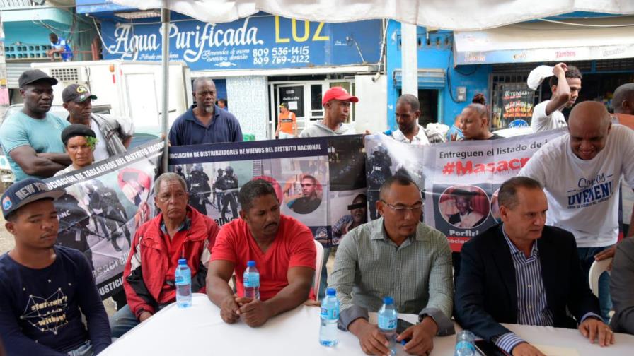 Comerciantes del Mercado Nuevo piden justicia por  dos vendedores asesinados por agentes de la DNCD 