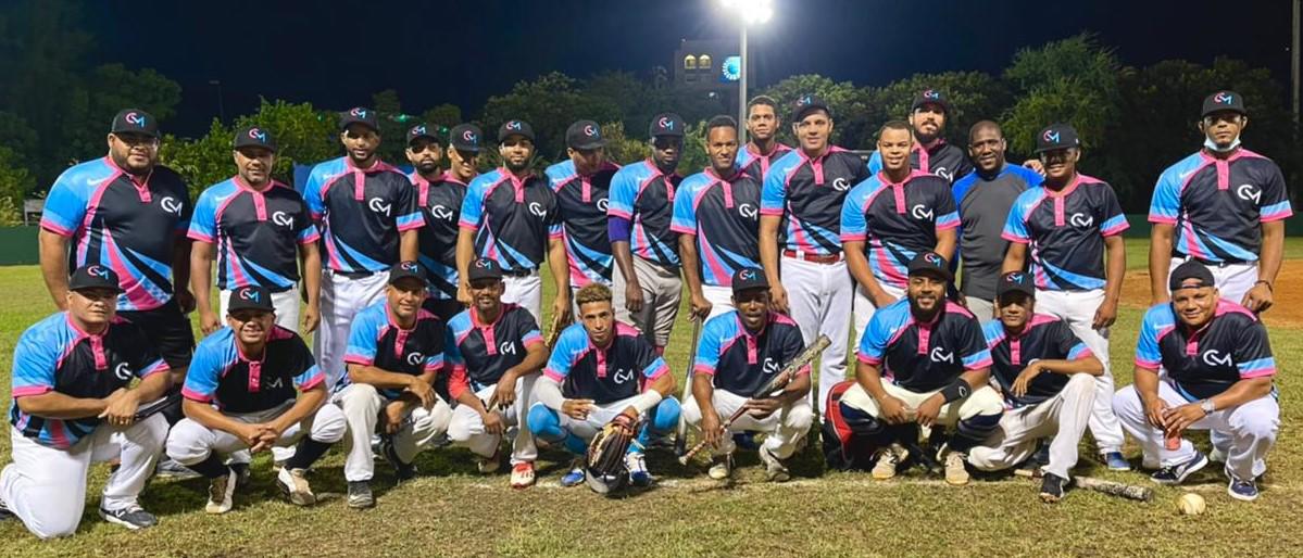 El equipo Comercio en Marcha ganó su último compromiso y está en la segunda ronda del torneo de softbol Rubén Pimentel, que convoca 60 equipos en un evento dedicado al presidente de la federación, ing. Garibaldy Bautista. (Cortesía equipo Comercio en Marcha).