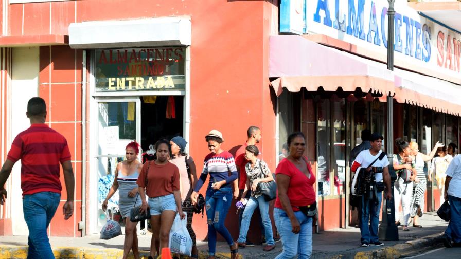 Comercio empieza a reactivarse en centro histórico de Santiago tras entrega del sueldo trece