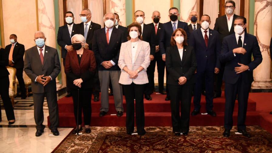 Presidente Abinader juramenta comisión para transformar la Policía