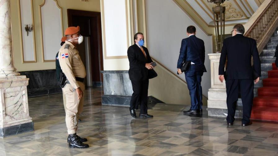 Reunión de la comisión de transición en el Palacio Nacional 