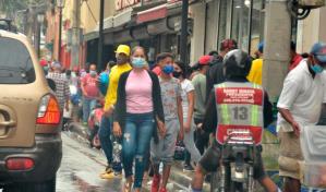 Cientos abarrotan centros comerciales de Santiago sin mantener el distanciamiento físico