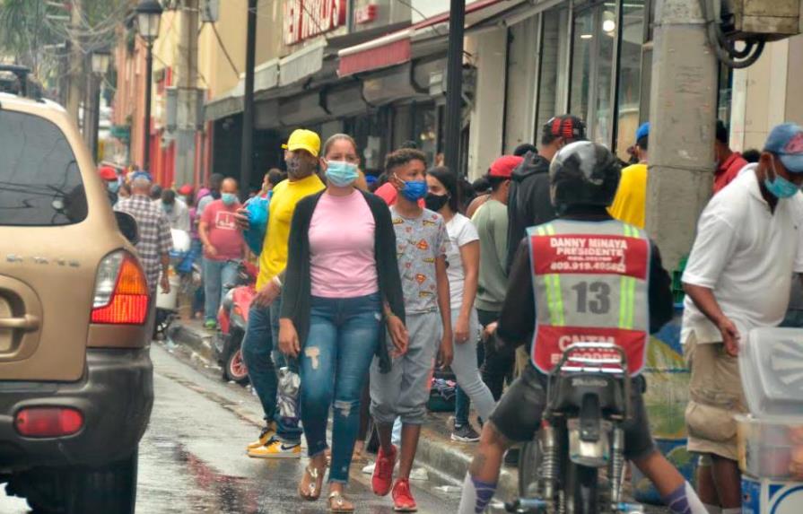 Cientos abarrotan centros comerciales de Santiago sin mantener el distanciamiento físico