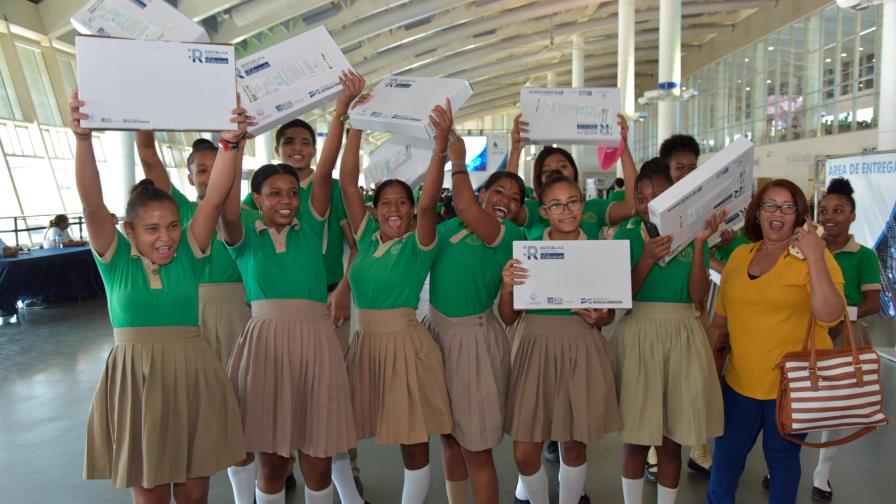 Más de 33 mil estudiantes han recibido su computadora del programa República Digital