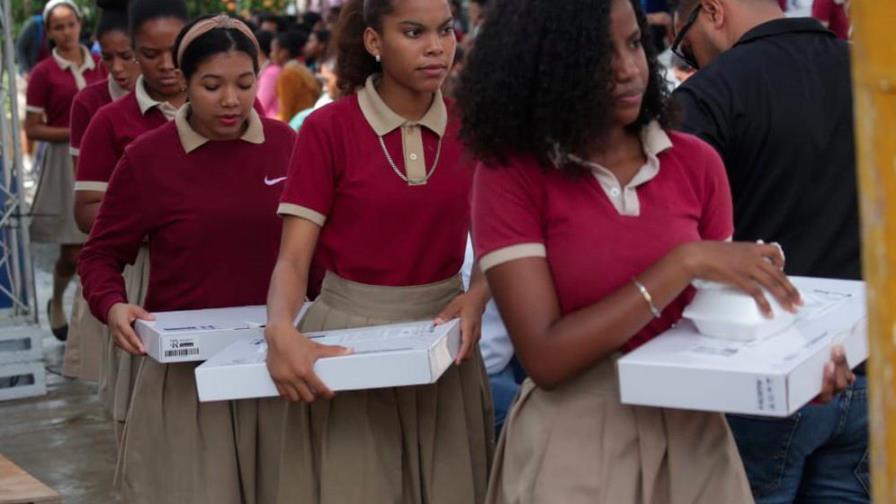 Educación entrega computadoras a estudiantes de bachillerato de María Trinidad Sánchez