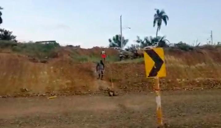 La comunidad de Mata Gorda, en San Felipe de Villa Mella, Santo Domingo Norte, demanda que se construya un puente peatonal junto con la terminación de la Circunvalación de Santo Domingo, debido a que se deshabilitó su salida y acceso a la ciudad.