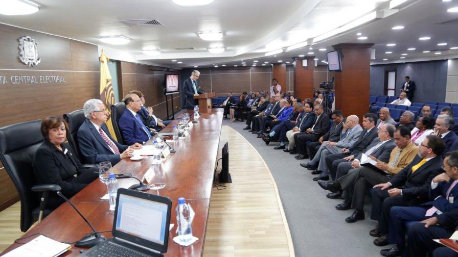 Precandidatos presidenciales con apretada agenda a 36 días de los comicios primarios  