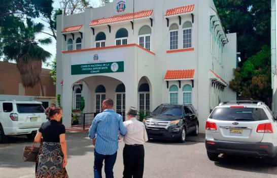 Conape recomienda a familias con adultos mayores en el hogar limitar salidas a la calle y visitas 