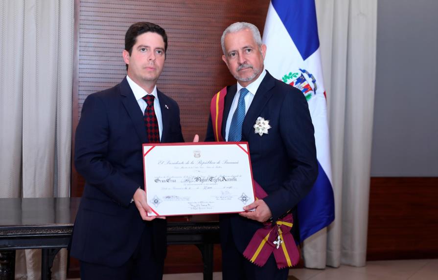 Gobierno de Panamá condecora al embajador Rafael Tejada
