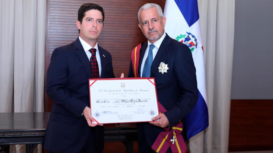 Gobierno de Panamá condecora al embajador Rafael Tejada