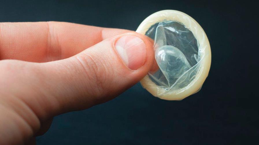 ¿Por qué se debe usar el condón?
Este jueves es el Día Mundial del Condón.
Conozca la explicación de un médico que asegura que es un “bien indispensable” para mejorar los indicadores de salud y reducir el embarazo en adolescentes. ¿Por qué se debe usar el condón?
Este jueves es el Día Mundial del Condón.
Conozca la explicación de un médico que asegura que es un “bien indispensable” para mejorar los indicadores de salud y reducir el embarazo en adolescentes.