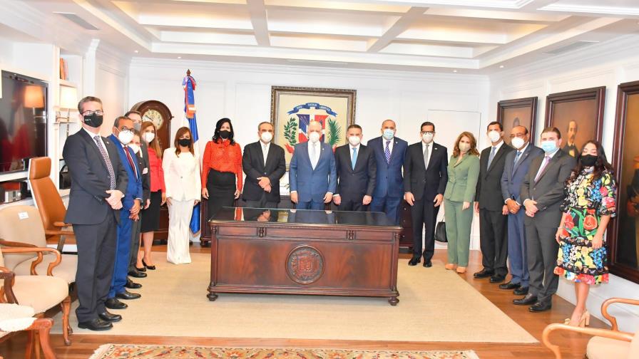 Presidente del Senado recibe visita de cortesía del sector empresarial