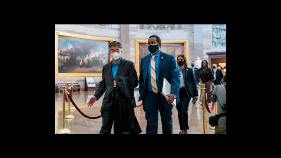 Los demócratas exhiben crudas imágenes de asalto al Capitolio en juicio contra Trump