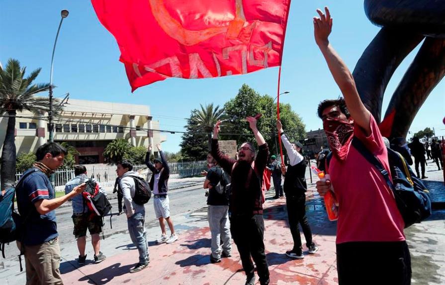 Evacúan el Congreso de Chile por los disturbios en sus alrededores 