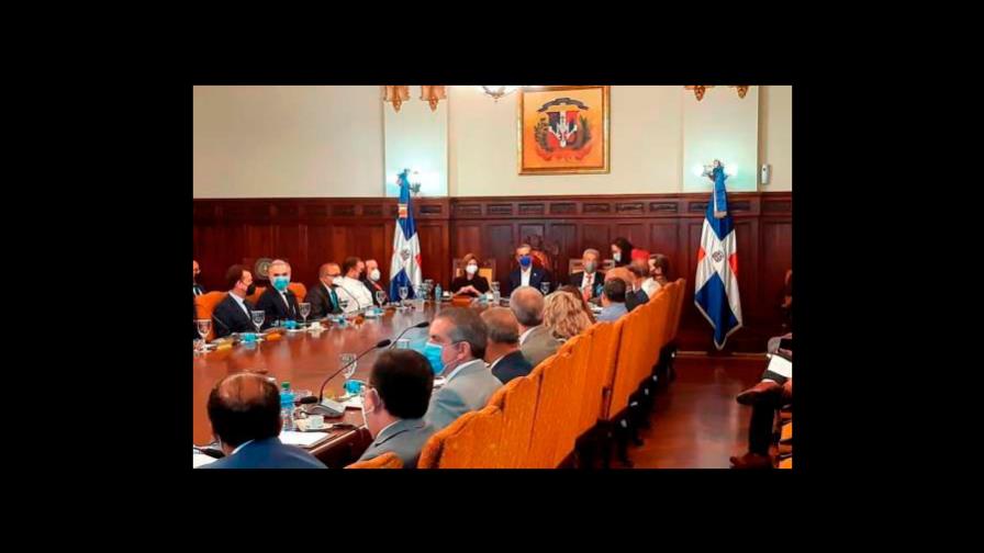 Gobierno PRM bajo ataques desde oposición y sus propias filas