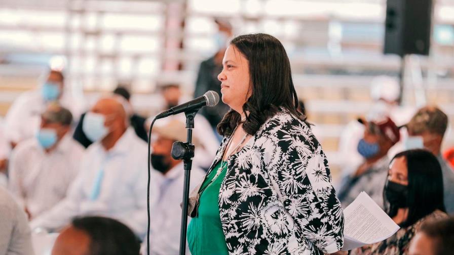 Abinader escucha a representantes de 100 juntas de vecinos de Constanza y anuncia obras