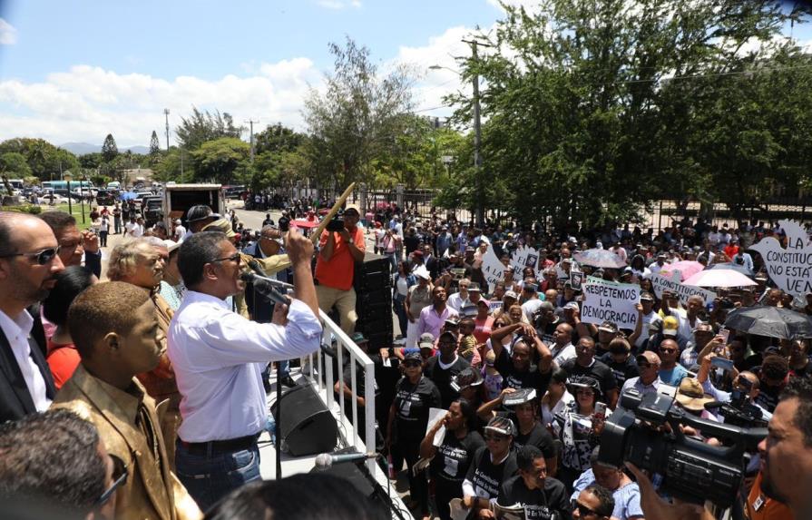 Piden respeto por la Constitución durante acto en Santiago