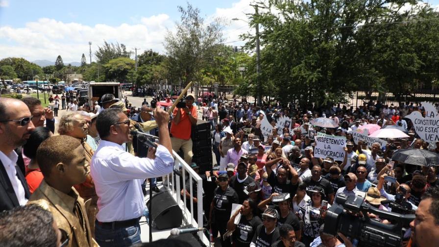 Piden respeto por la Constitución durante acto en Santiago