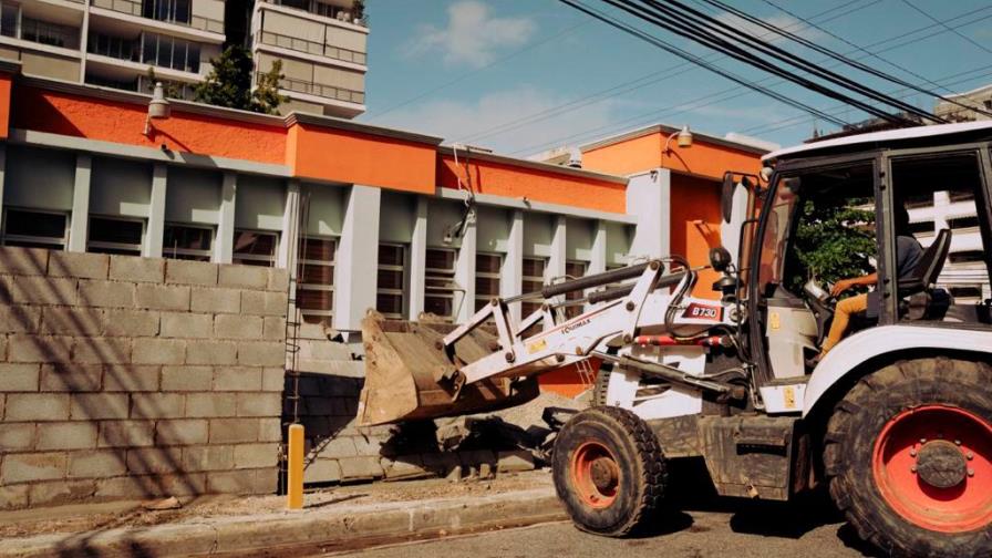 Alcaldía del Distrito Nacional detiene construcción que ocupaba el perímetro de la acera