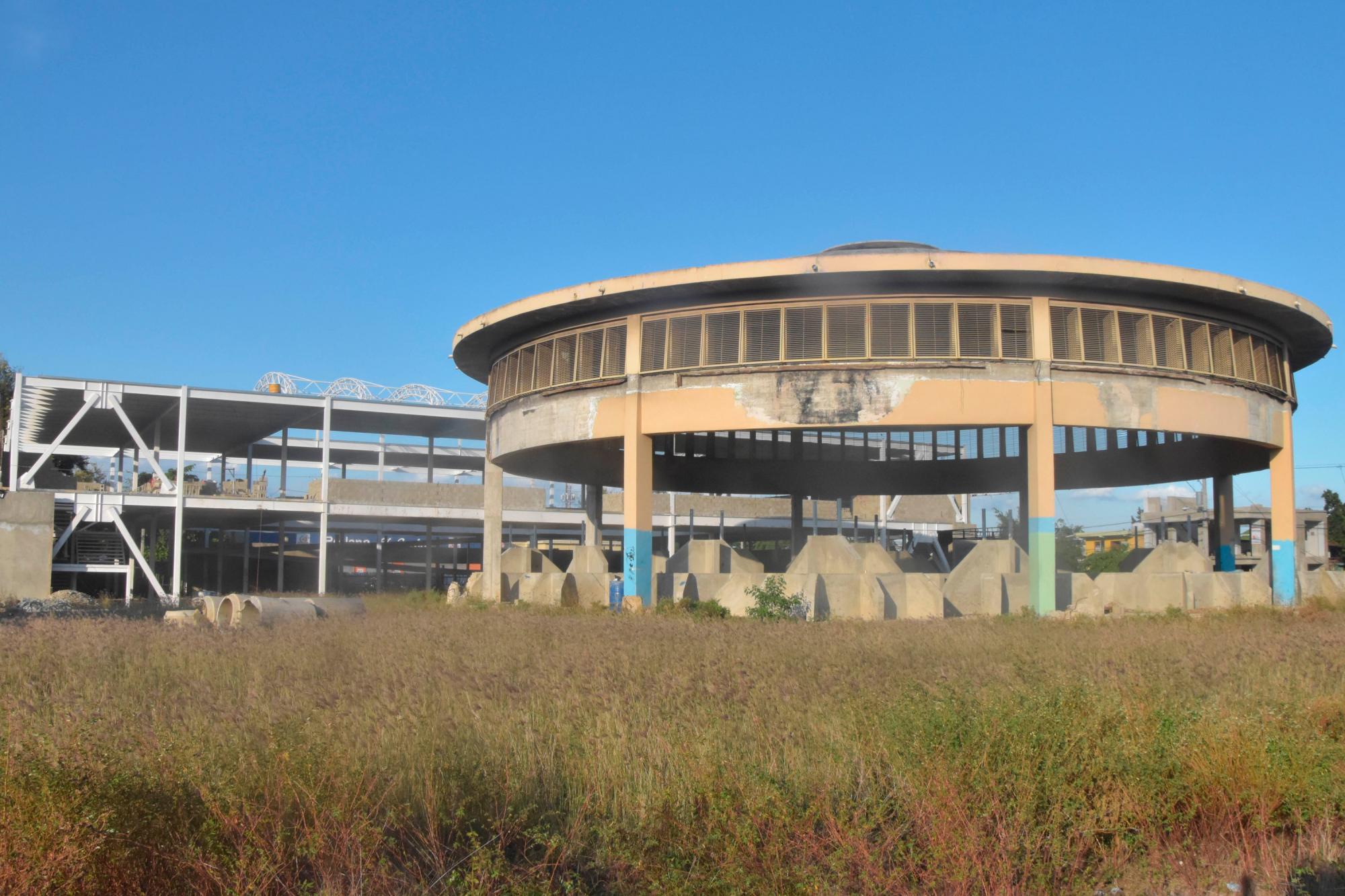 Vista de la edificación que serviría para el nuevo mercado de La Vega.
