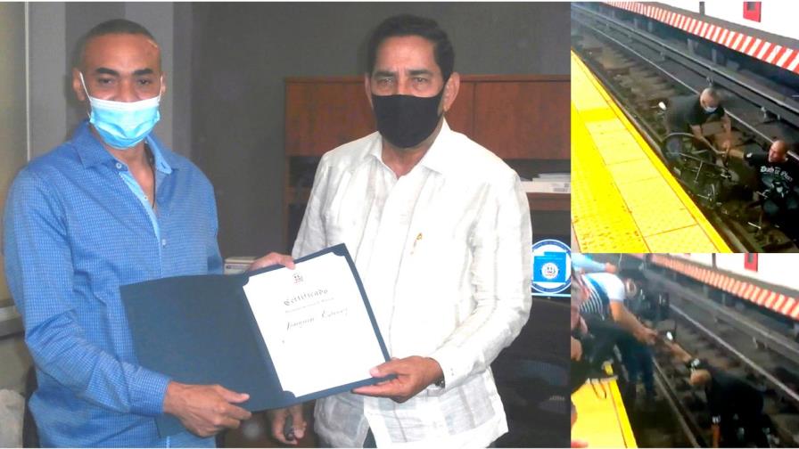 Consulado de NY reconoce dominicano que salvó vida de hombre en silla de ruedas que cayó en las vías del tren
