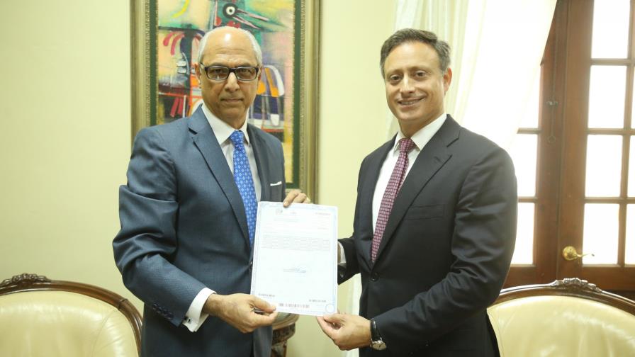 Gobierno recibe título de propiedad acredita al Estado como propietario de Bahía de las Águilas Gobierno recibe título de propiedad acredita al Estado como propietario de Bahía de las Águilas