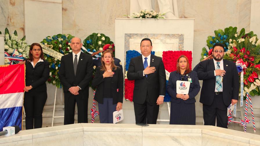 Contraloría deposita ofrenda floral por motivo del Mes de la Patria