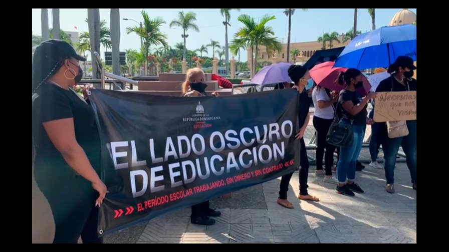 Maestros exigen frente al Palacio Nacional el pago de salarios atrasados desde noviembre