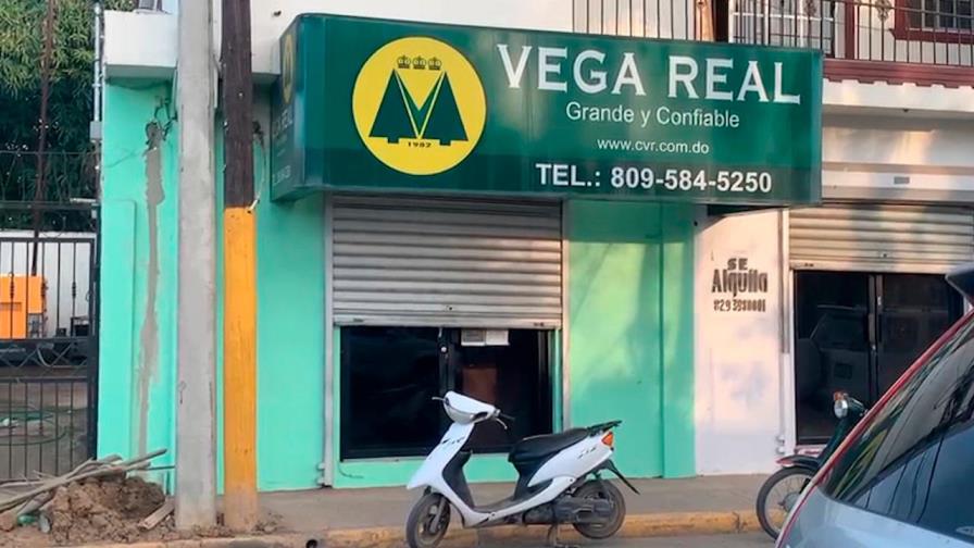 Hombre abandona dinero robado en cooperativa para lograr escapar de la Policía