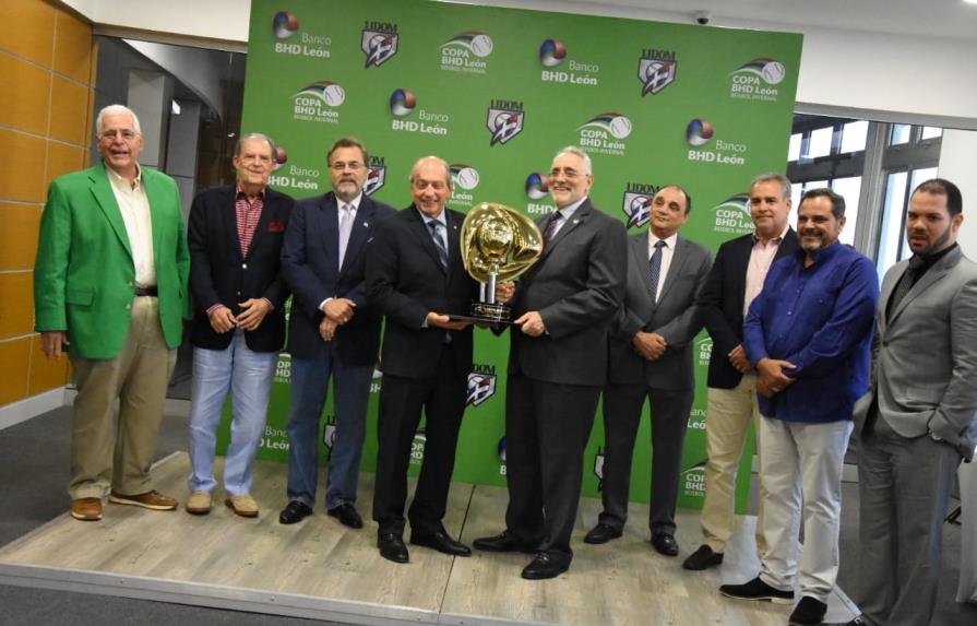 Presentan la Copa BHD León que se llevará el campeón del torneo de béisbol otoño-invernal