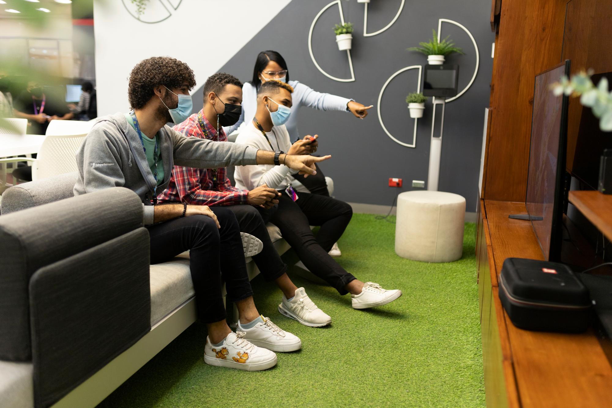 La cultura corporativa promueve ambientes laborables divertidos y de celebración.