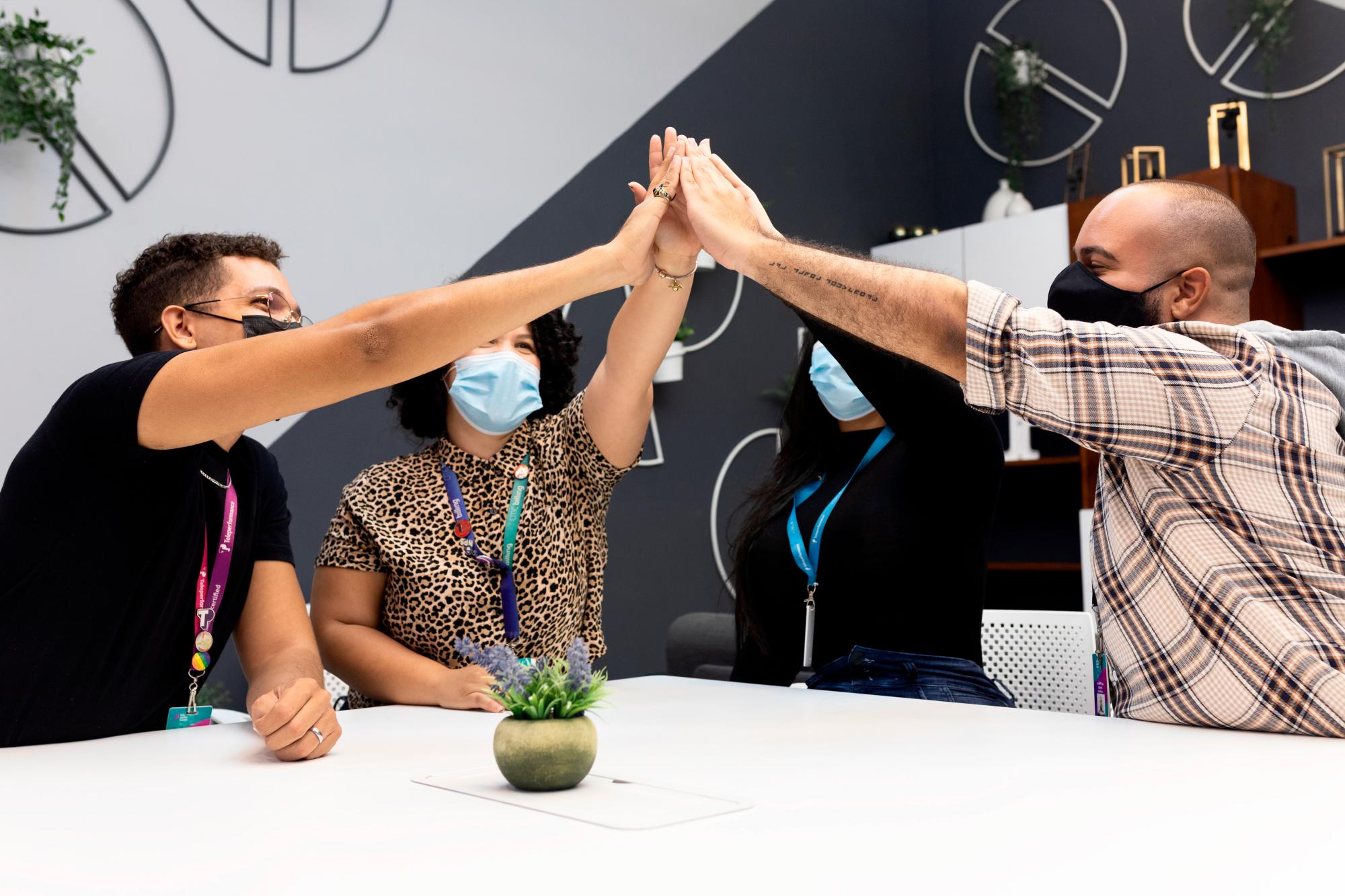 La cultura corporativa promueve ambientes laborables divertidos y de celebración.