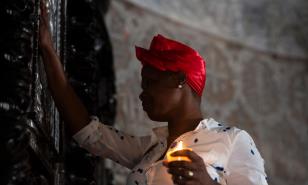 Besar a la Virgen La Altagracia en Higüey;  peregrinos y exvotos, una muestra de fe