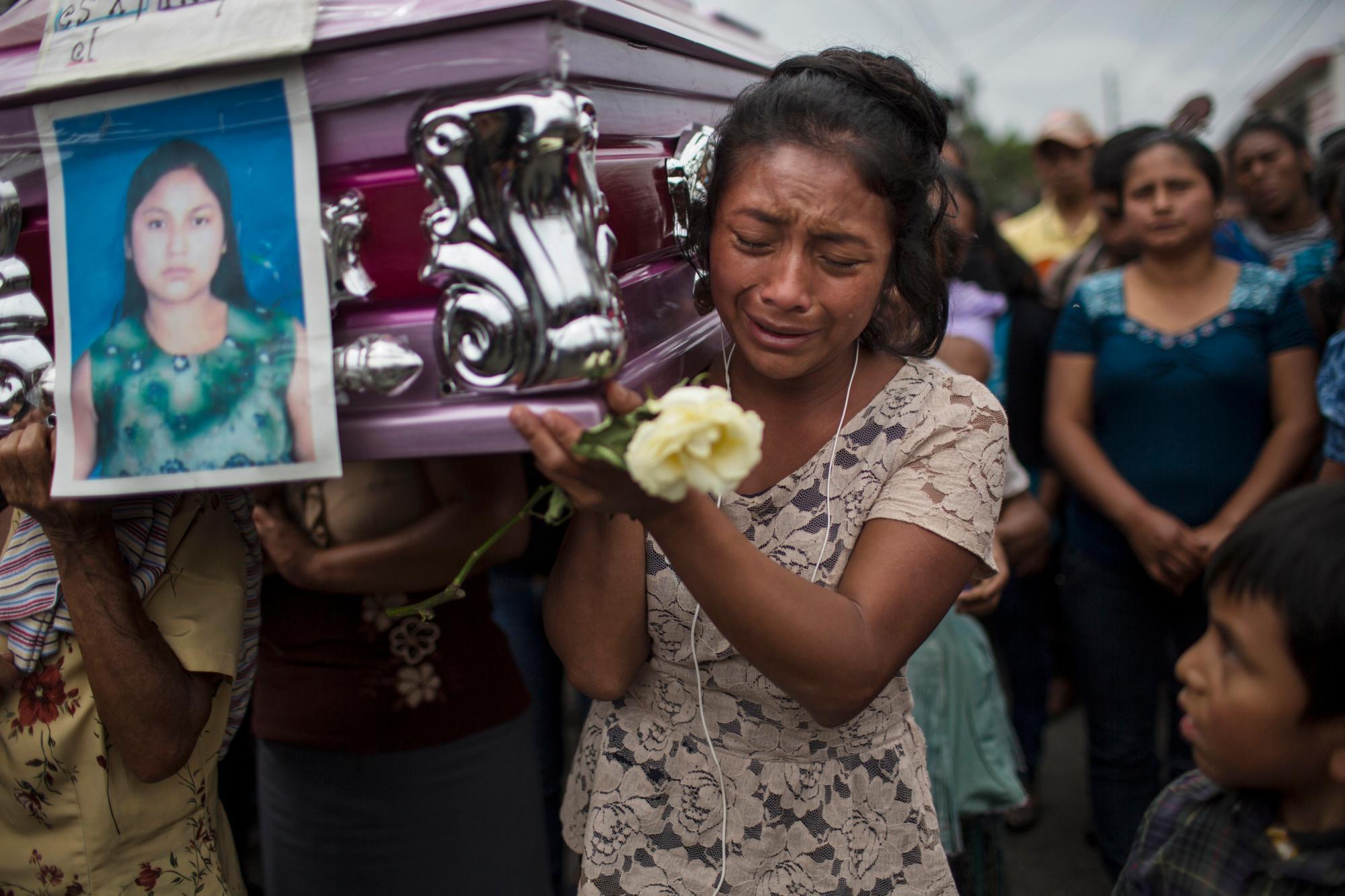 Yoselin Rancho llora mientras llevaba los restos de su mejor amiga, Etelvina Charal, quien murió en la erupción del Volcán de Fuego, o Volcán de Fuego, en San Juan Alotenango, Guatemala, el 10 de junio de 2018.