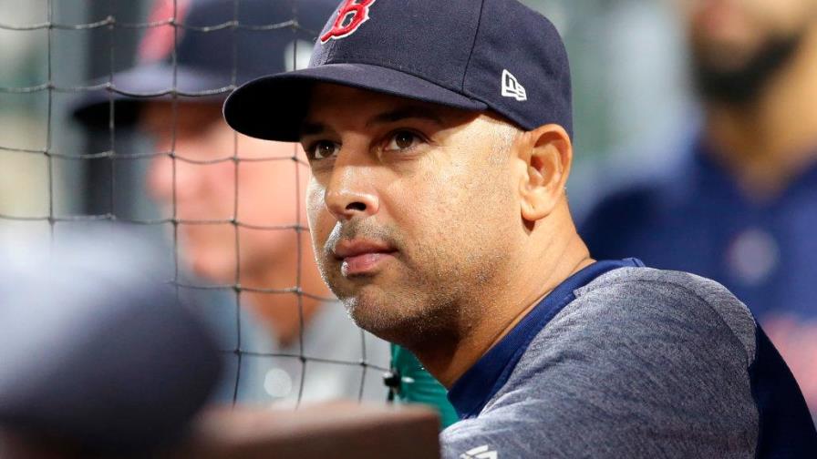Boston despide a Alex Cora en medio de escándalo de robos de señas 