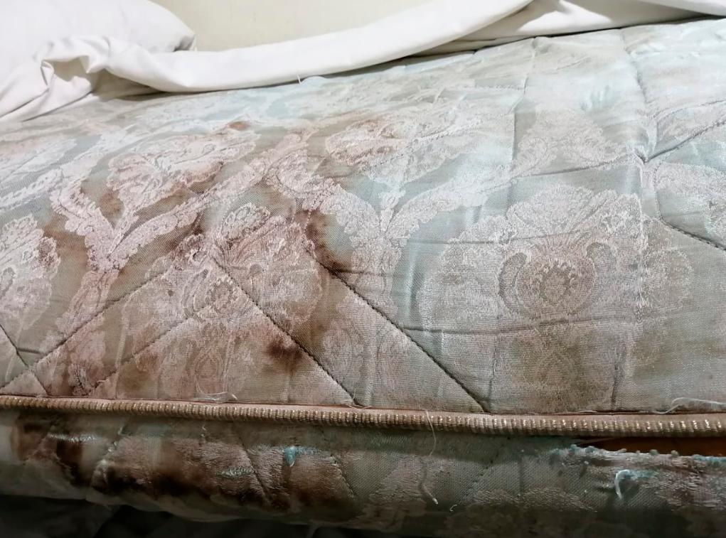 La cama donde duerme el personal de salud. 