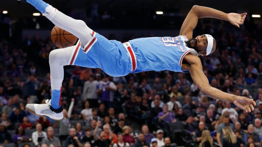 Kings vapulean a Cavs con doble doble de Fox