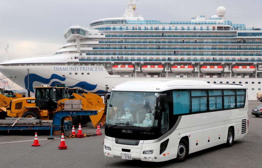 En tierra los primeros pasajeros de crucero en cuarentena en Japón