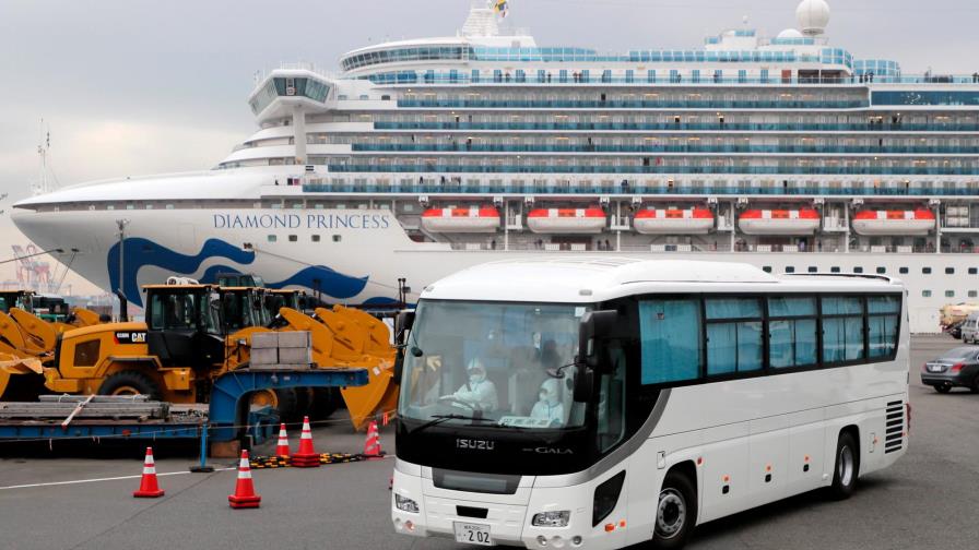 En tierra los primeros pasajeros de crucero en cuarentena en Japón
