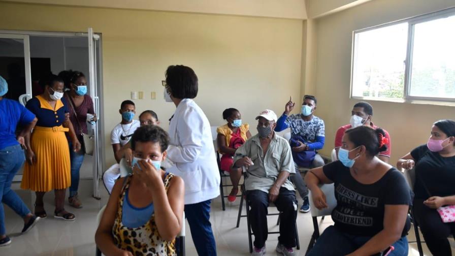 Casos activos de COVID-19 y positividad acumulada mantienen tendencia a la baja 