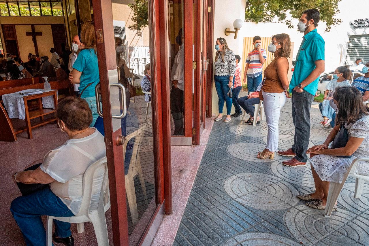 Feligreses escuchan la misa de pie y en la parte exterior de la iglesia San Judas Tadeo este domingo 7 de febrero de 2021.