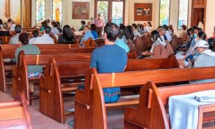 Distintas iglesias realizan celebraciones siguiendo protocolos contra el COVID-19 