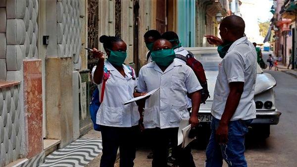 Llegan a Panamá 220 médicos cubanos para enfrentar repunte del COVID