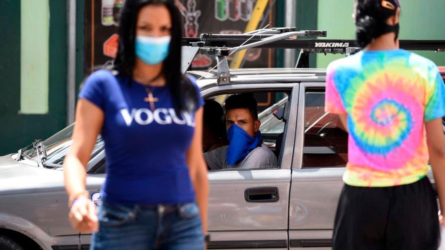 Colegio Médico advierte se multiplicarán casos de COVID si se flexibiliza el toque de queda 