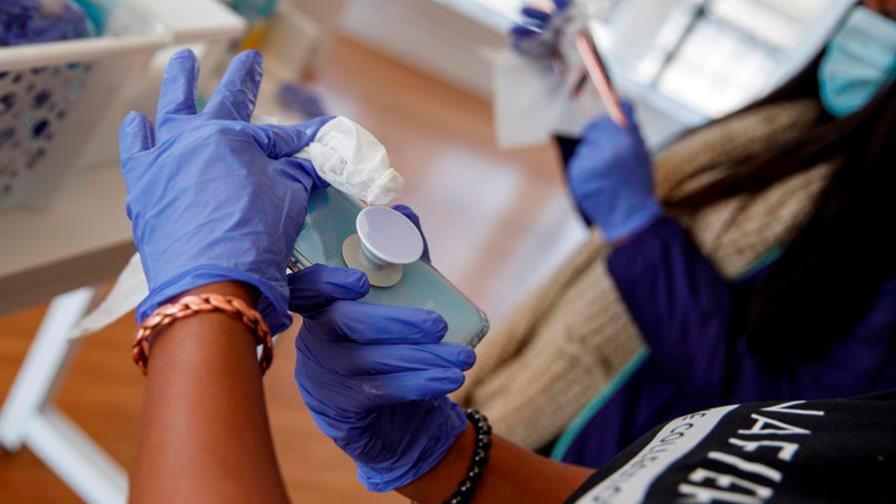 Suben a 19 los muertos en EEUU por COVID-19, que mantiene a crucero en el mar