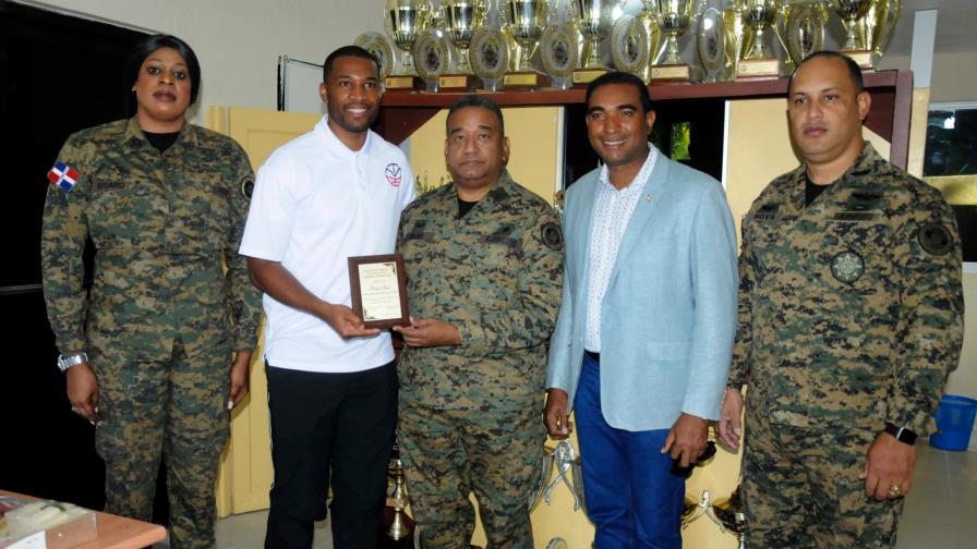 El Ejército de República Dominicana reconoce a entrenador Andre Shaw 