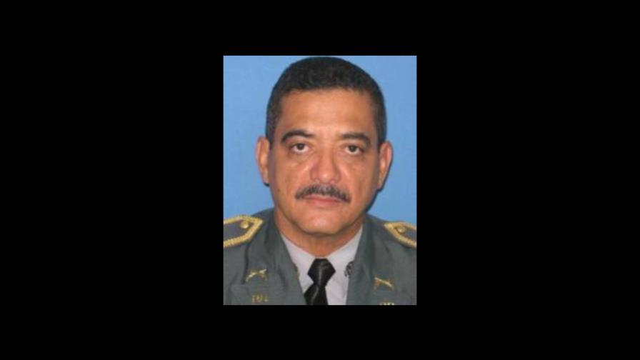 Analizan armas de oficiales que acompañaban coronel asesinado en Baní Analizan armas de oficiales que acompañaban coronel asesinado en Baní