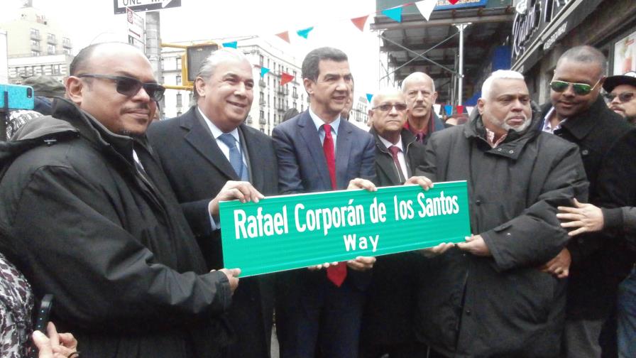  Honran a Corporán de los Santos con rótulo a esquina en el Alto Manhattan
